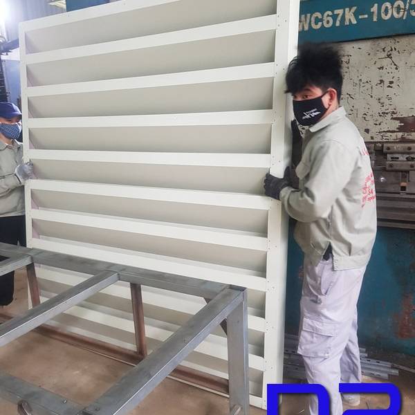 Hình ảnh sản xuất cửa chớp tôn mạ màu vàng kem