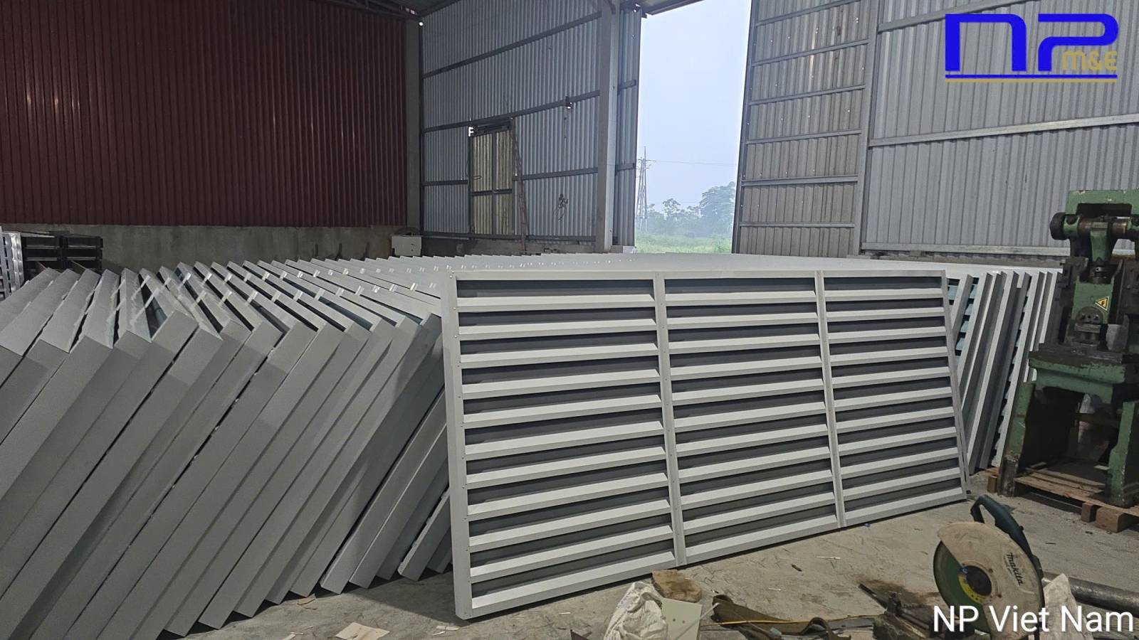 Cửa Chớp Tôn Mạ Màu Trắng - Giải Pháp Thông Thoáng & Bền Vững từ NP Việt Nam!