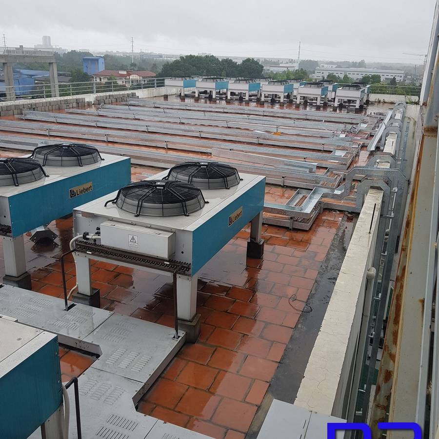 Công trình máng cáp mạ kẽm nhúng nóng đang được lắp đặt tại Hòa Lạc