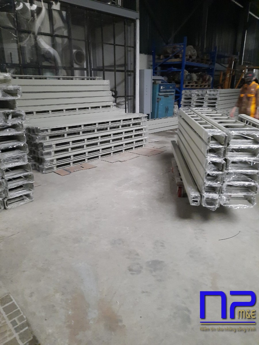 Thang cáp sơn tĩnh điện và thang cáp mạ kẽm nhúng nóng