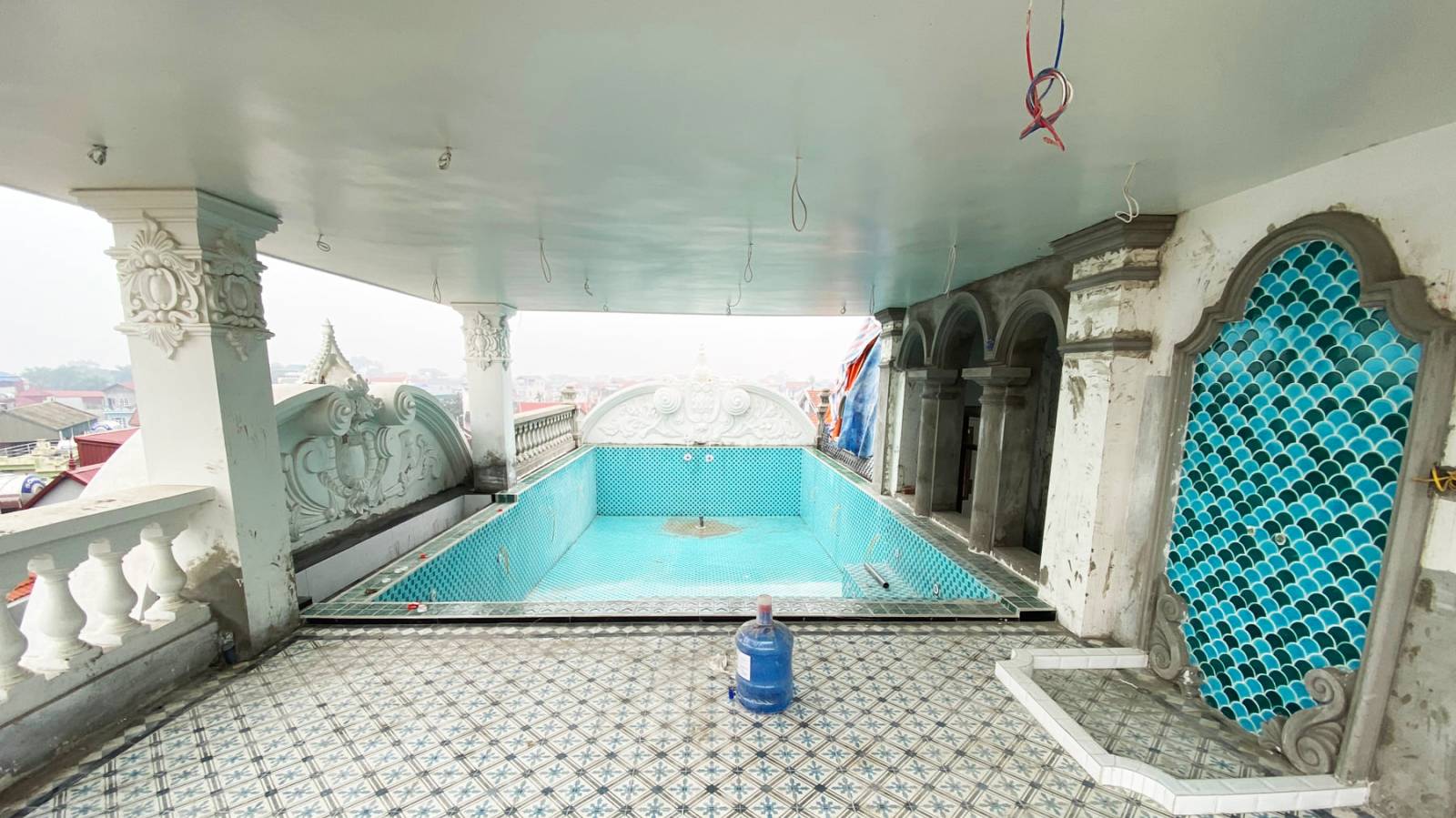 Cung cấp và thi công gạch mosaic bể bơi, gạch bông, gạch vảy cá và đá mosaic phòng xông hơi cho khách hàng ở Hoài Đức