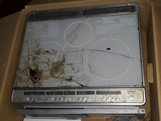 Bếp hitachi làm rơi đồ lên mặt nên vỡ kính Bếp hitachi làm rơi đồ lên mặt nên vỡ kính