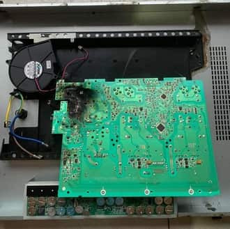 Bếp bị hỏng do đun nấu làm nước tràn vào bếp