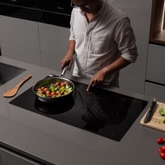 Thực hiện thao tác bật tắt chức năng trên bếp từ