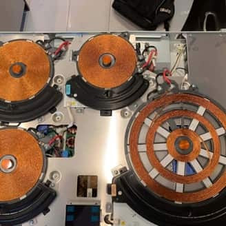 Bếp bị hỏng do vỡ kính nước tràn vào bên trong