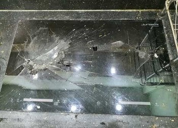 Bếp junger vỡ kính do rơi máy hút mùi lên bề mặt Bếp junger vỡ kính do rơi máy hút mùi lên bề mặt