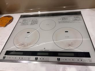 Bếp nội địa vỡ kính do làm rơi đồ khi nấu Bếp nội địa vỡ kính do làm rơi đồ khi nấu