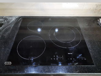 Bếp từ ba ELectrolux - Các đặc điểm và mọi vấn đề liên quan