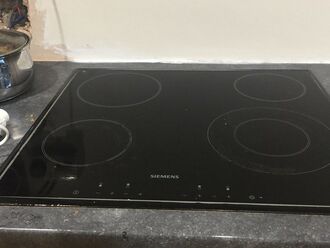 Bếp từ mất nguồn do cắm nhầm điện chập cháy Bếp từ mất nguồn do cắm nhầm điện chập cháy