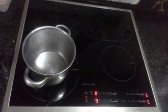 Bếp từ kém nóng do đặt sai lệch vị trí vùng nấu