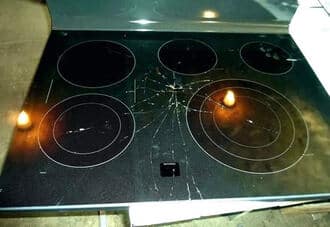 Bếp bị hỏng mặt kính do làm rơi vật cứng lên bề mặt