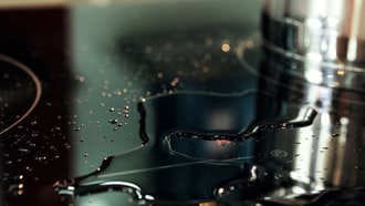 Bếp từ hỏng vì làm tràn nước lên mặt bếp khi nấu