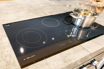 Bếp từ bật không lên do ẩm ướt nước vào mạch Bếp từ bật không lên do ẩm ướt nước vào mạch