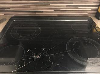 Bếp từ nứt mặt kính có thể gây ra  sự cố nguy hiểm