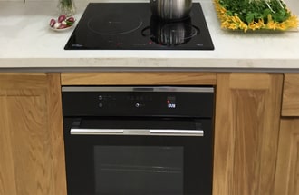 Cắt đá và lắp bếp kèm lò bosch khá đơn giản Cắt đá và lắp bếp kèm lò bosch khá đơn giản