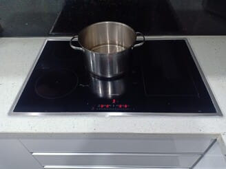 Dùng bếp đa điểm hợp lý để tránh vỡ kính Dùng bếp đa điểm hợp lý để tránh vỡ kính