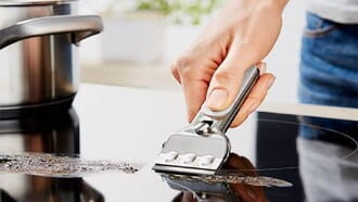 Dụng cụ cơ bản để vệ sinh mặt bếp từ cần phải có Dụng cụ cơ bản để vệ sinh mặt bếp từ cần phải có