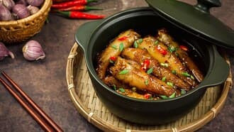 Kho cá bằng nồi đất bếp từ sẽ ngon hơn