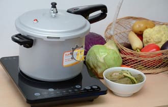 Kho cá bằng nồi áp suất trên bếp hồng ngoại