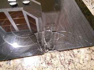 Kính schott ceran vỡ do va đập mạnh Kính schott ceran vỡ do va đập mạnh