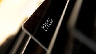 Mặt kính schott ceran có màu đậm đặc trưng Mặt kính schott ceran có màu đậm đặc trưng