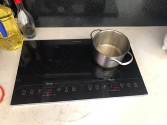 Bếp từ Rommelsbacher hỏng do vấn đề bên ngoài Bếp từ Rommelsbacher hỏng do vấn đề bên ngoài