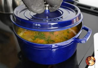 Nồi gang bếp từ đáy dày dùng để nấu canh xương