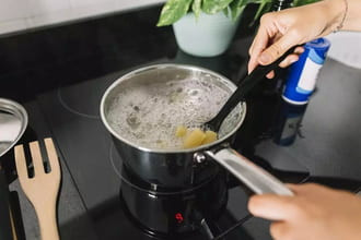 Nồi inox nấu được trên bếp từ do có đáy từ