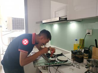 Nên gọi thợ sửa bếp từ nếu không thể tự sửa được