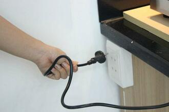 Bếp hồng ngoại bật không lên do hỏng cổ cắm điện Bếp hồng ngoại bật không lên do hỏng cổ cắm điện