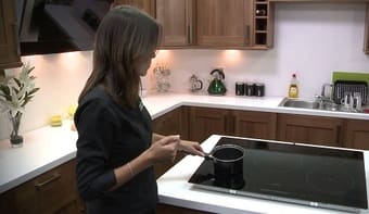 Bếp từ bị hỏng, vỡ kinh do các vật sắc nhọn rơi vào Bếp từ bị hỏng, vỡ kinh do các vật sắc nhọn rơi vào