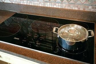 Nên gọi thợ sửa bếp hồng ngoại báo e1 ngay khi bị