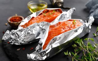 Thực phẩm nướng trên bếp hồng ngoại bằng giấy bạc Thực phẩm nướng trên bếp hồng ngoại bằng giấy bạc