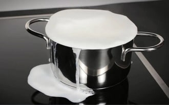 Làm tràn nước trên bếp từ do nấu quá đầy nồi Làm tràn nước trên bếp từ do nấu quá đầy nồi