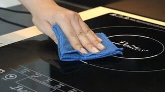 Vệ sinh bếp từ bằng rẻ khô mềm tránh trầy kính