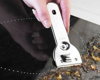 Vệ sinh bếp từ không đúng cách có thể hỏng kính