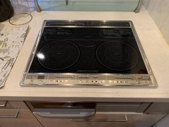 Mặt bếp từ bị cháy bẩn - cách vệ sinh bếp từ dễ 100% như mới