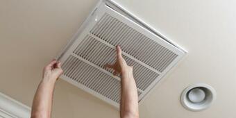 Vệ sinh cửa gió hồi dàn lạnh âm trần nối ống gió