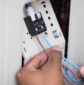 Thực hiện đấu điện cho dàn nóng và dàn lạnh Thực hiện đấu điện cho dàn nóng và dàn lạnh