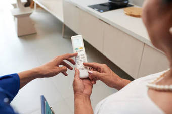 Thợ làm việc liên tục các ngày trong tuần, kể cả ngày nghỉ Thợ làm việc liên tục các ngày trong tuần, kể cả ngày nghỉ