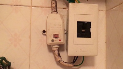 Sửa bình nóng lạnh không nóng do hỏng aptomat, công tắc