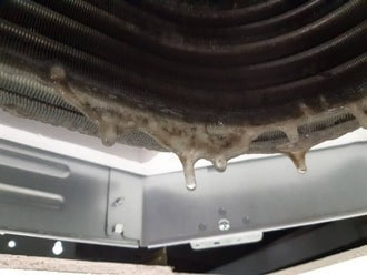 Máy lạnh chảy nước do quá bẩn cần vệ sinh Máy lạnh chảy nước do quá bẩn cần vệ sinh