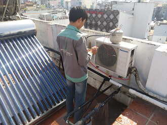 Tiến hành nạp gas sửa lỗi điều hòa tự bật tự tắt Tiến hành nạp gas sửa lỗi điều hòa tự bật tự tắt