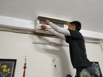 Thợ thực hiện sửa máy treo tường ở 505 xuân đỉnh
