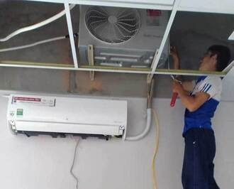 Tháo mặt lạnh của điều hòa sau khi khóa gas