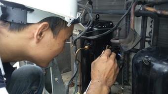 Máy điều hòa hết gas do bị thủng dàn nóng Máy điều hòa hết gas do bị thủng dàn nóng