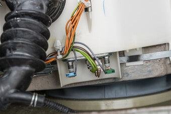 Máy giặt không xả nước do hỏng bơm cần thay bơm mới