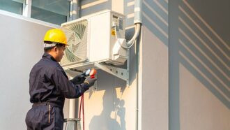 Thợ tháo lắp điều hòa làm việc chuyên nghiệp