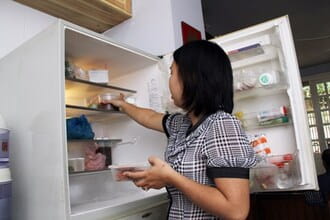 Tác hại nguy hiểm khi tủ lạnh chảy nước không lạnh Tác hại nguy hiểm khi tủ lạnh chảy nước không lạnh