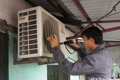 Vệ sinh cục nóng điều hòa từ bên ngoài để làm sạch giàn nóng